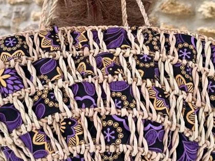 Panier en jacinthe d'eau tressée sur wax violet et doré
