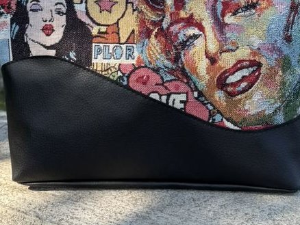 Bas de sac Samba en simili cuir noir sous un jacquard pop art