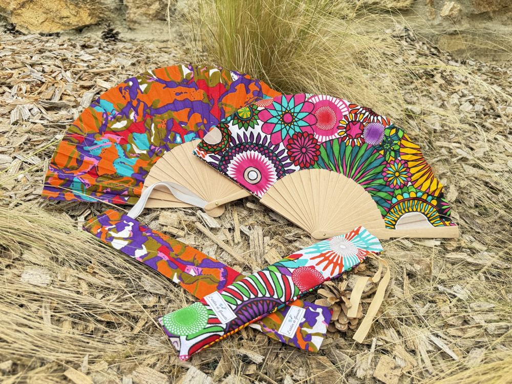 Éventails pliants en tissu imprimé coloré avec leurs pochettes assorties