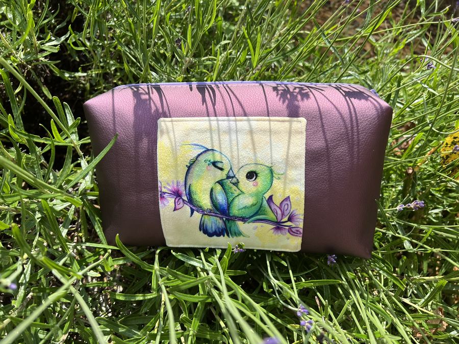 Trousse en simili cuir prune avec écusson brodé oiseaux