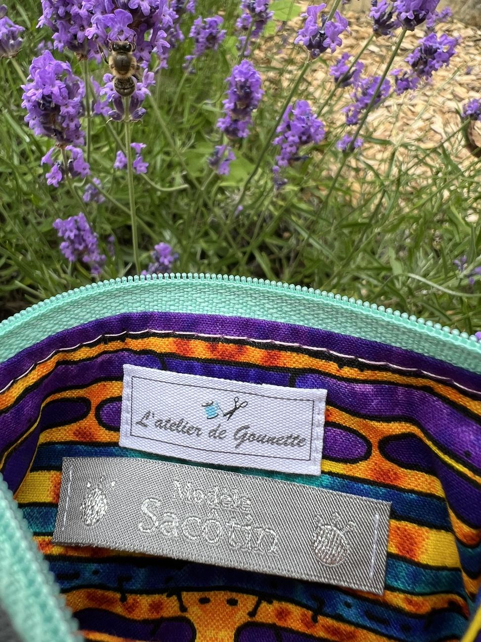 Étiquettes brodées L'atelier de Gounette et Modèle Sacotin cousues dans une doublure rayée