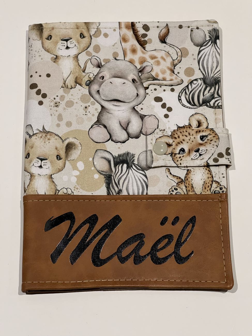 Protège-carnet de santé en tissu bébés animaux et simili cuir camel, brodé d'un prénom