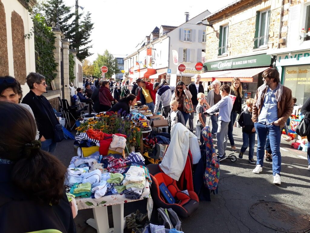 Le marché de Bures-sur-Yvette, étals et promeneurs dans la rue commerçante
